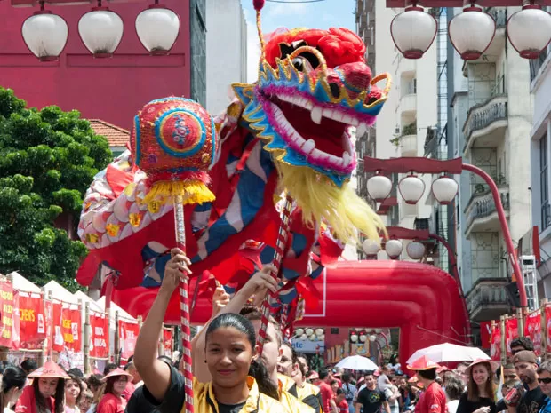 Uma festa que começou neste sábado (2) na Liberdade, região central de São Paulo, comemora a chegada do Ano Novo Chinês. A celebração, com apresentações de dança e barracas de comidas e bebidas típicas, ocorre até este domingo (3), das 11h às 20h, na Praça da Liberdade e na Rua Galvão Bueno. 2013 é o ano da serpente, que indica boas oportunidades e superação (Foto: Peter Leone/Futura Press/Estadão Conteúdo)