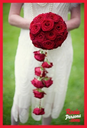 Vestido de Noiva Retro e Buquê de Rosas Vermelhas
