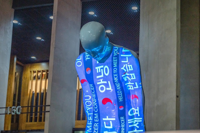 Centro Cultural Coreano transmite mensagens contra a COVID-19 em exposição ao ar livre em São Paulo