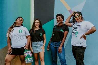 Cabana Burger celebra aniversário com lançamento de camisetas e cooler personalizados