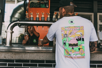 Cabana Burger celebra aniversário com lançamento de camisetas e cooler personalizados - imagem 2