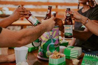 Cabana Burger celebra aniversário com lançamento de camisetas e cooler personalizados - imagem 3