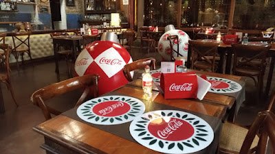 Café Journal ganha decoração de Natal em parceria com Coca-Cola #JuntosComoNunca