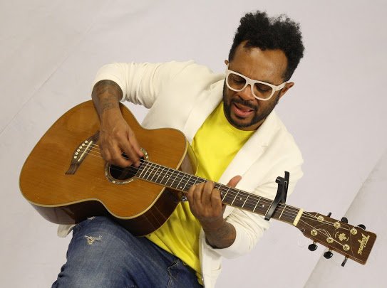 Marcelo Marrom lança música de trabalho, "Hoje Vai Chover" com a participação de Léo Chaves (ex Victor e Léo).
