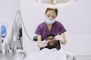 Periodontite é mais comum do que se imagina, alerta dentista