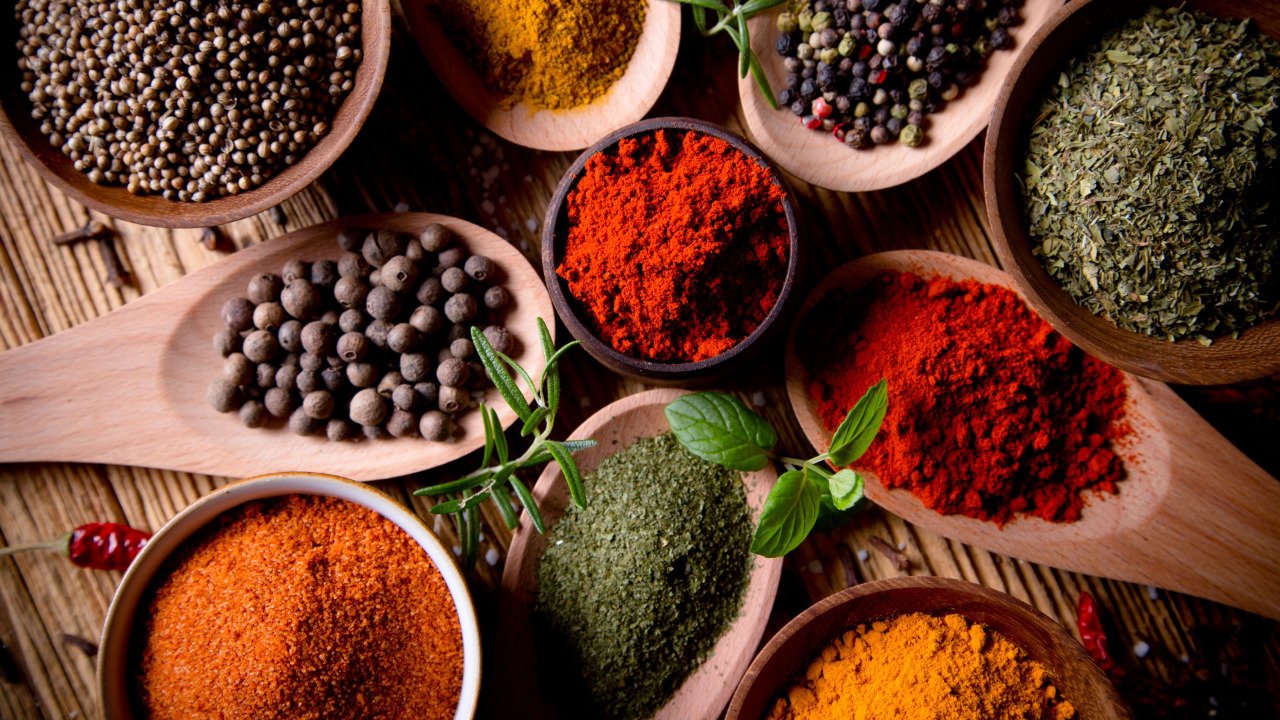 Além do sabor: conheça os benefícios dos temperos na culinária