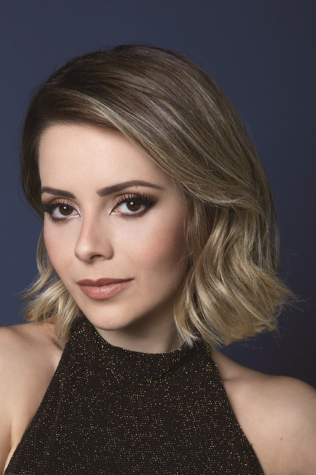 Avon apresenta a campanha "Olhos nos olhos, cada mulher, uma história" e lança nova máscara de cílios SUPER Á