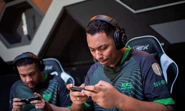 Gamers e cinéfilos: especialista ensina evitar dores em quem passa horas sentado