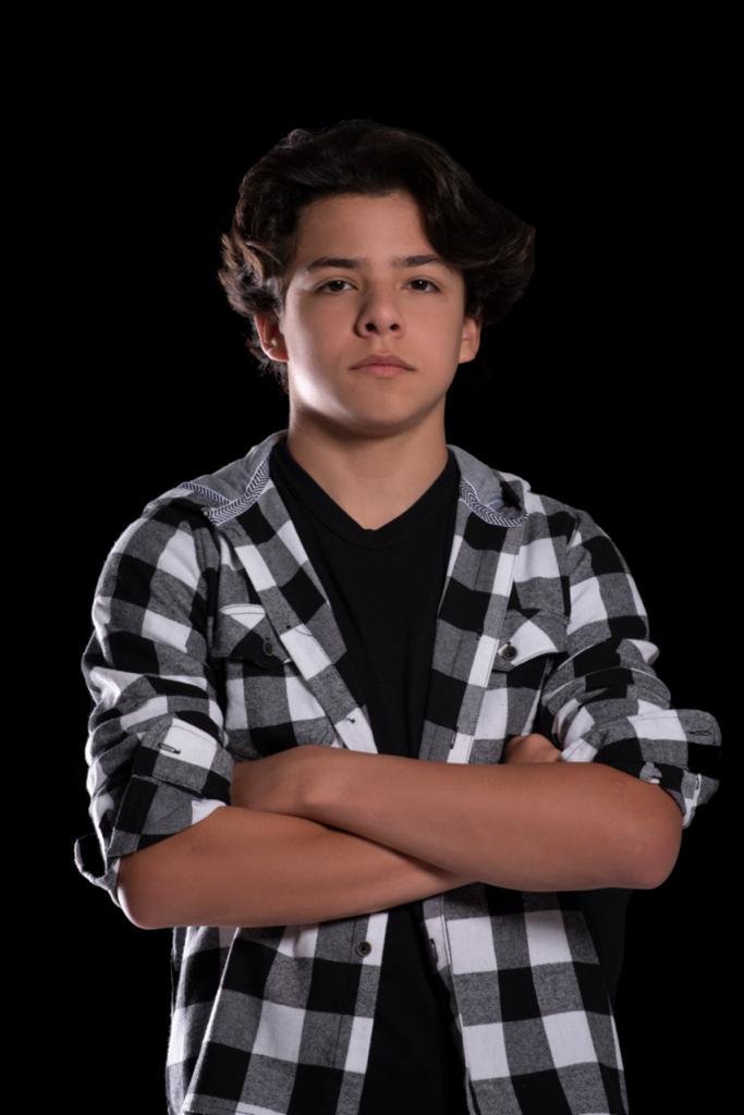 Nicolas Cruz empresta a voz à Theo Moses em Magic Camp