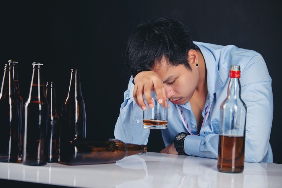 Por que temos mau hálito após ingerir álcool?