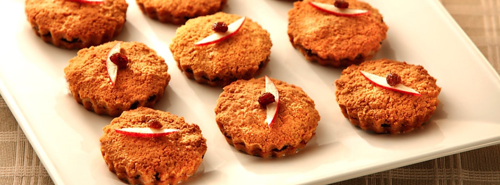 Crianças na cozinha: receita de forminhas crocantes de maçã para fazer com os pequenos