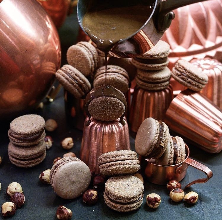No "dia do cacau", a fruta de onde sai o chocolate, aprenda uma receita diferente, o Macaron com recheio de