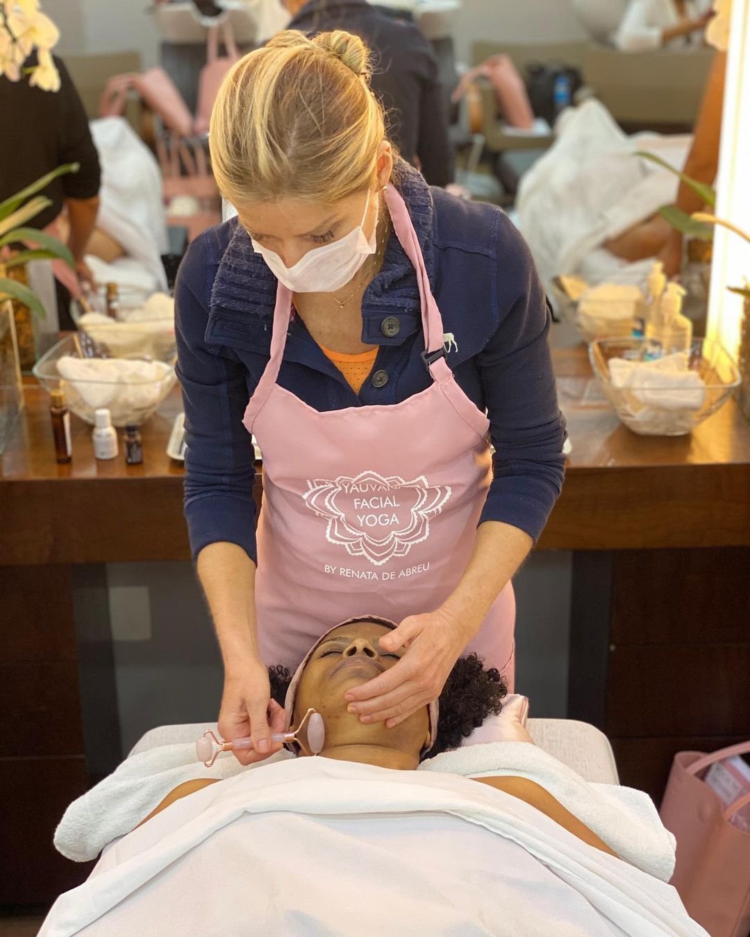 Renata de Abreu dá 8 dicas de beleza Yauvana Facial Yoga - imagem 2