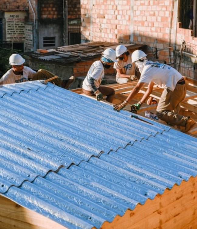 Caixas de suco recicladas viram telhas para casas populares em todo o Brasil