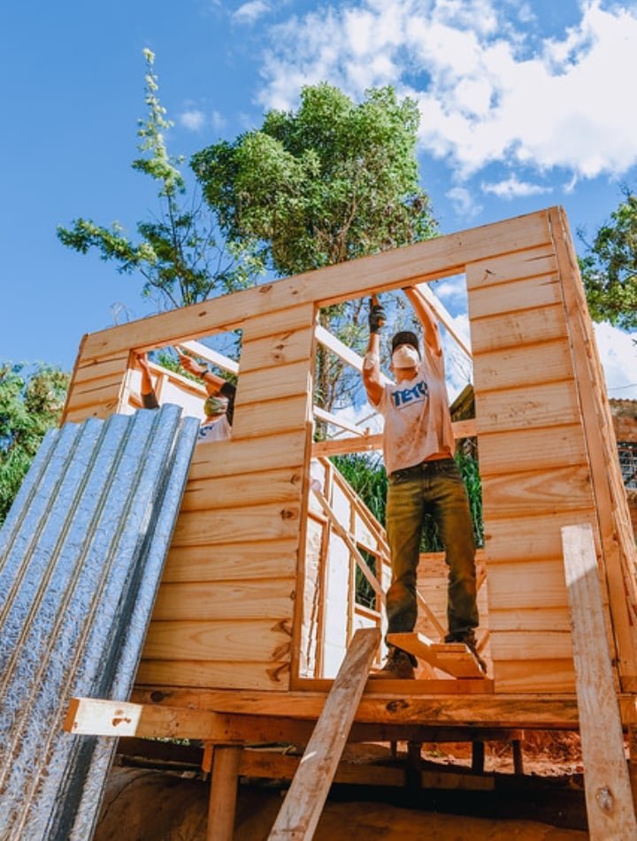 Caixas de suco recicladas viram telhas para casas populares em todo o Brasil - imagem 2