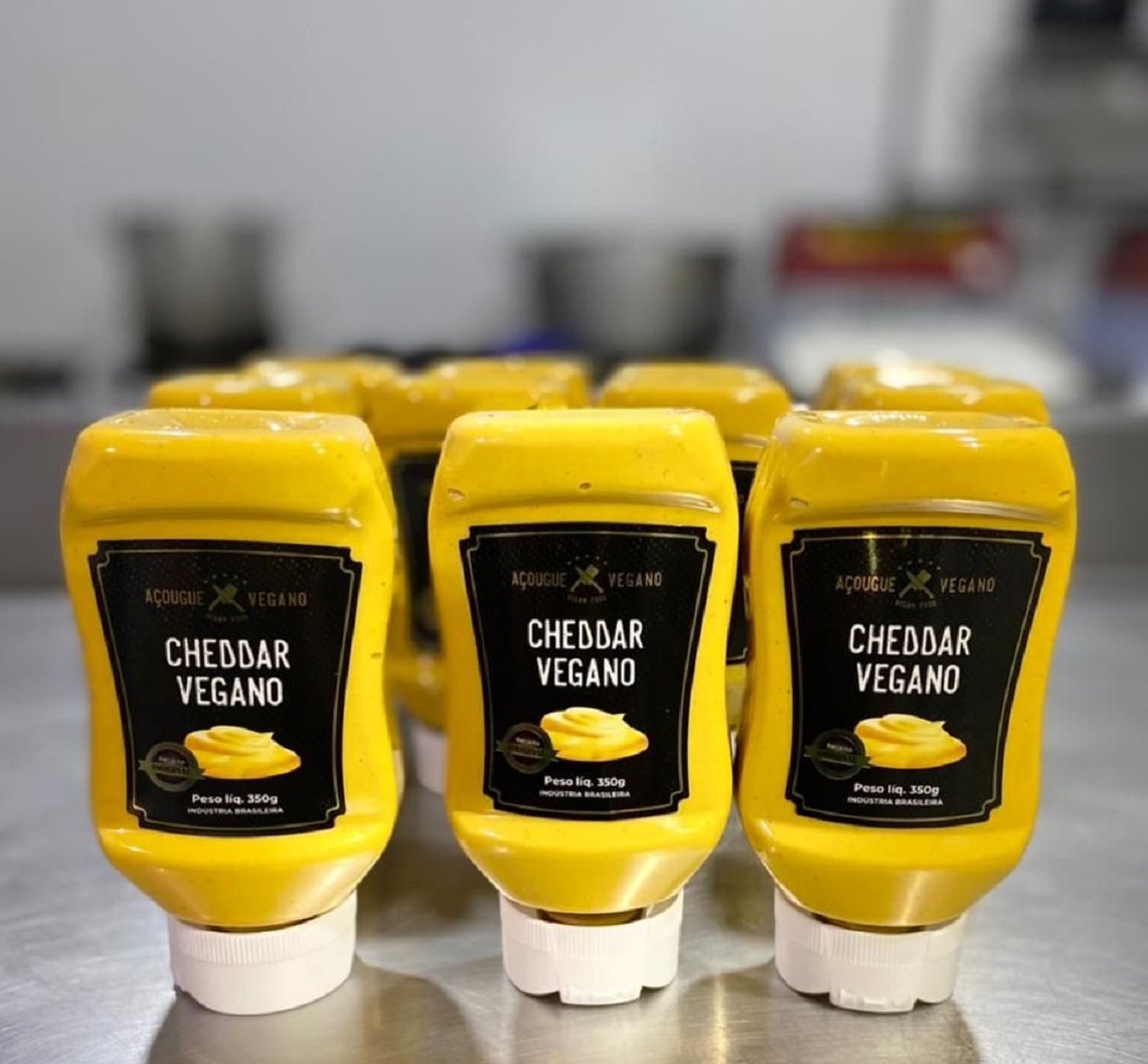 Empresa lança molho cheddar vegano para consumir em casa
