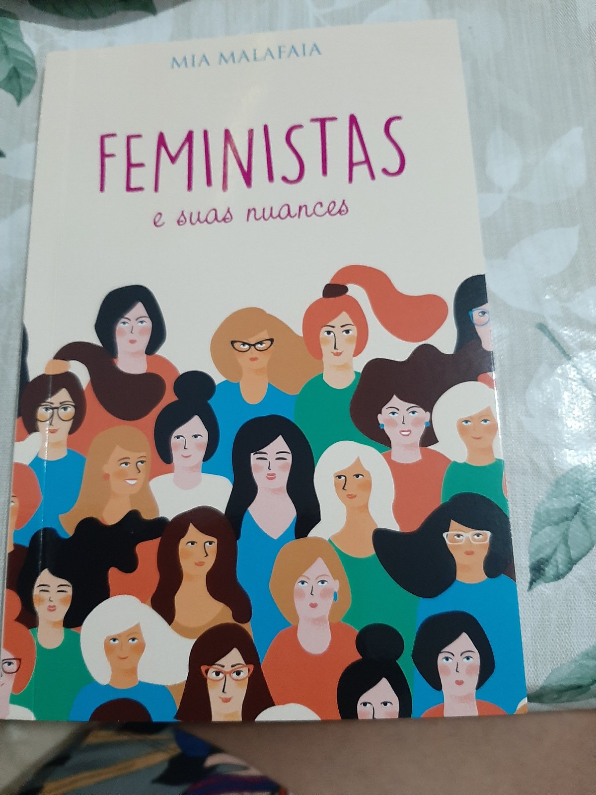 ESCRITORA MIA MALAFAIA LANÇA 'FEMINISTAS E SUAS NUANCES'