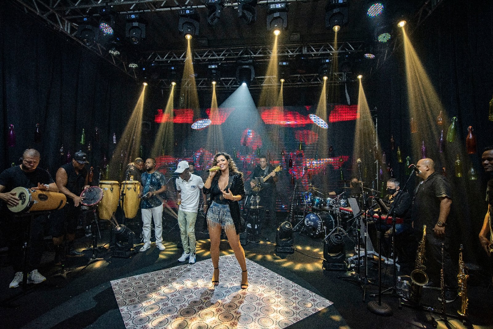 Karinah arrasa em live com participações de Mumuzinho, Dudu Nobre, Arlindinho Cruz, Jecy, kaique e Rony