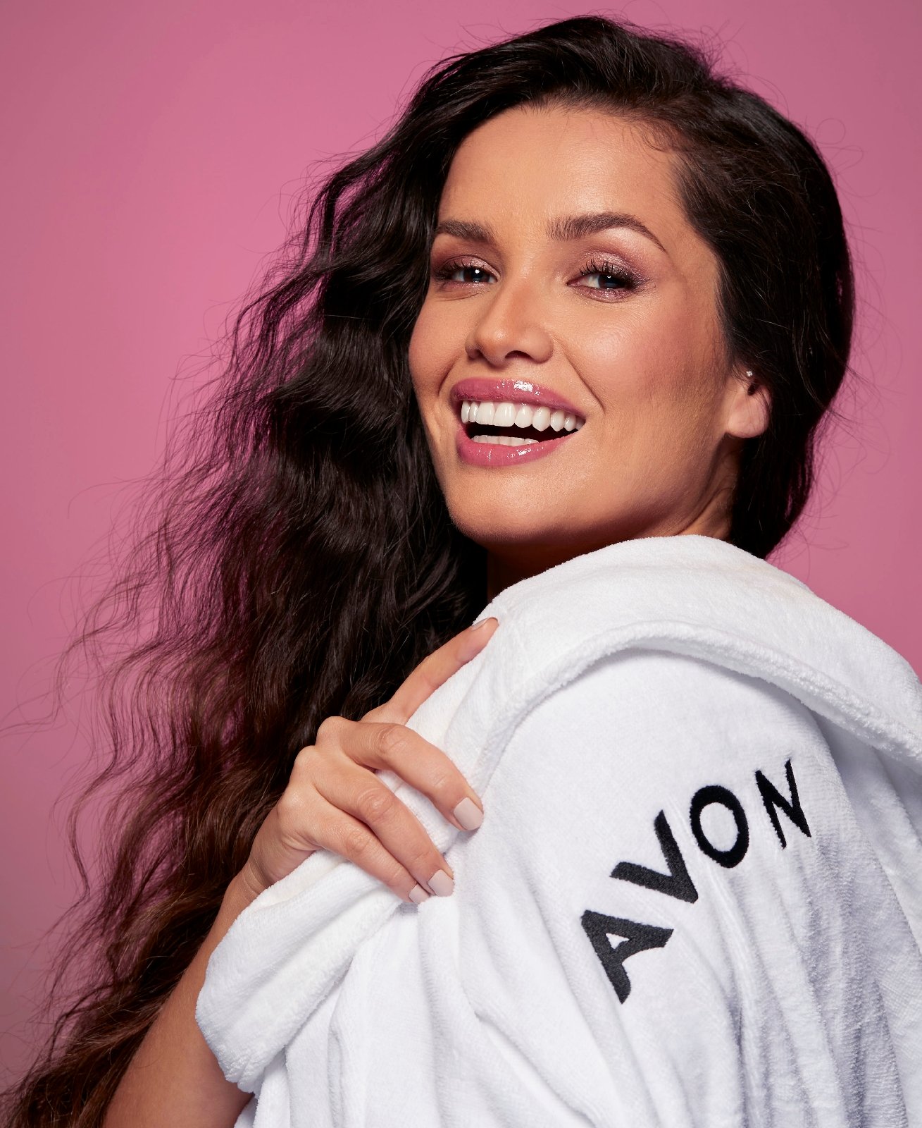 Aprenda o passo a passo da maquiagem da Juliette para Avon com o expert Rodrigo Costa
