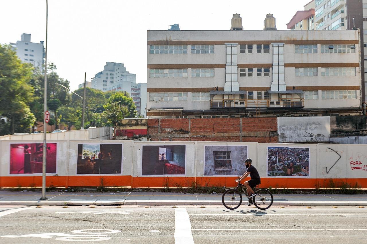 Linha 6-Laranja expõe fotos do Festival de Imagens Periféricas em tapumes