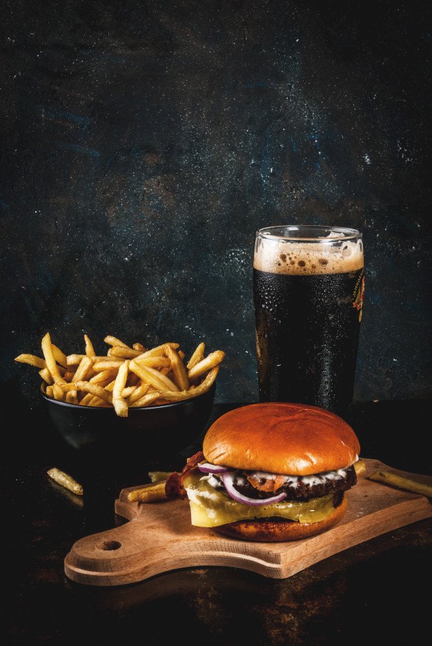 No Dia do Hambúrguer, descubra como preparar uma receita que leva cerveja em sua composição