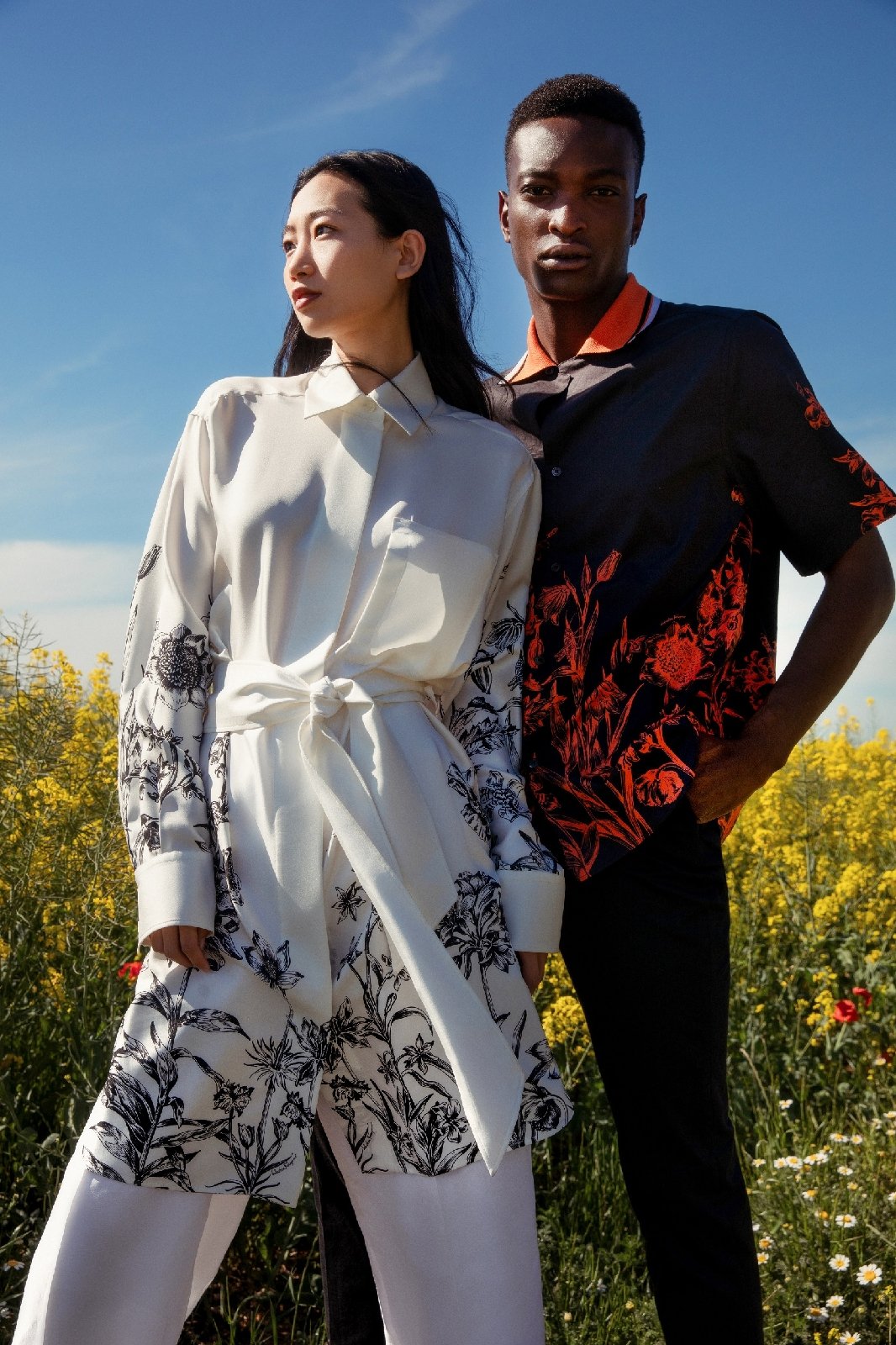 SALVATORE FERRAGAMO lança coleção Tuscan Wildflowers, que no Brasil conta com a colaboração da artista