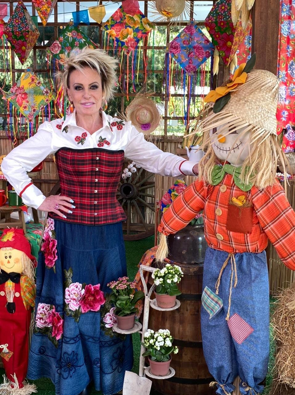 Ana Maria Braga faz Festa Junina em casa