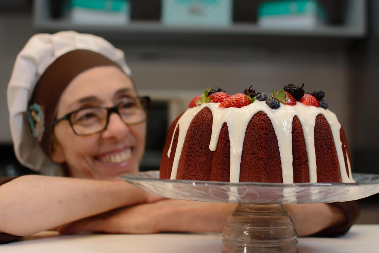 Chef Cecilia Victorio ensina a preparar Red Velvet Dois Amores para o Dia dos Namorados