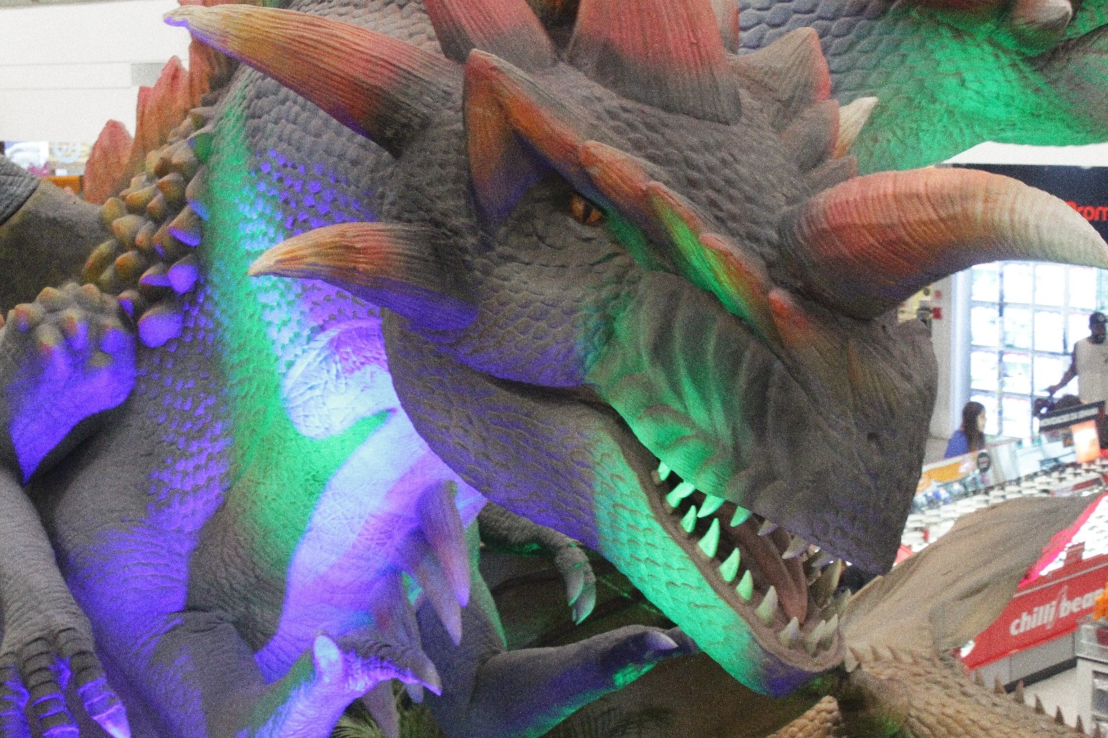 Dragões gigantes invadem o Raposo Shopping