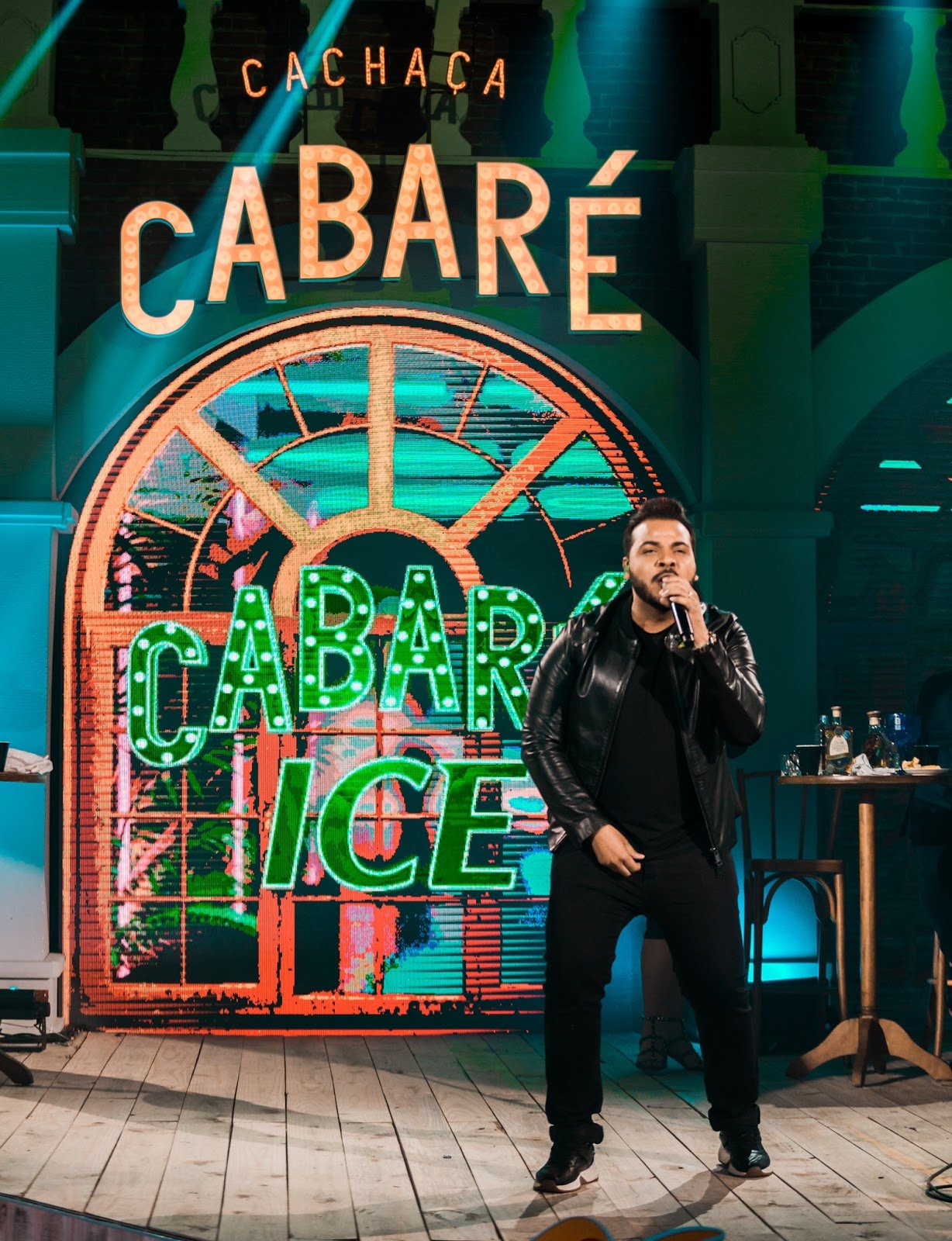 Hit "Carinha de BBzinha" consagra seu sucesso na “Live Cabaré” de Leonardo