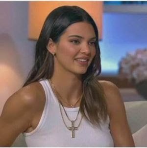 Kendall Jenner usa o colar da coleção B.Zero1 da Bvlgari para encontro de KUWTK