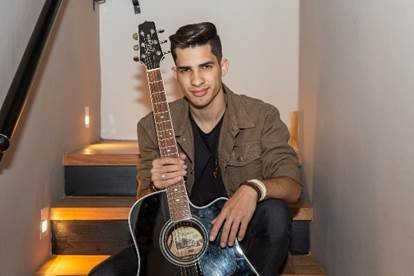 Lucas Ávilla - O sertanejo urbano e sem medo de misturar ritmos