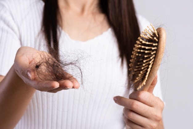 O que você precisa saber sobre a queda de cabelo pós-Covid-19