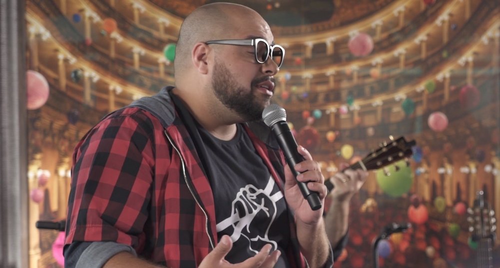 Tiago Abravanel "sai da caixa" em novo programa no UOL