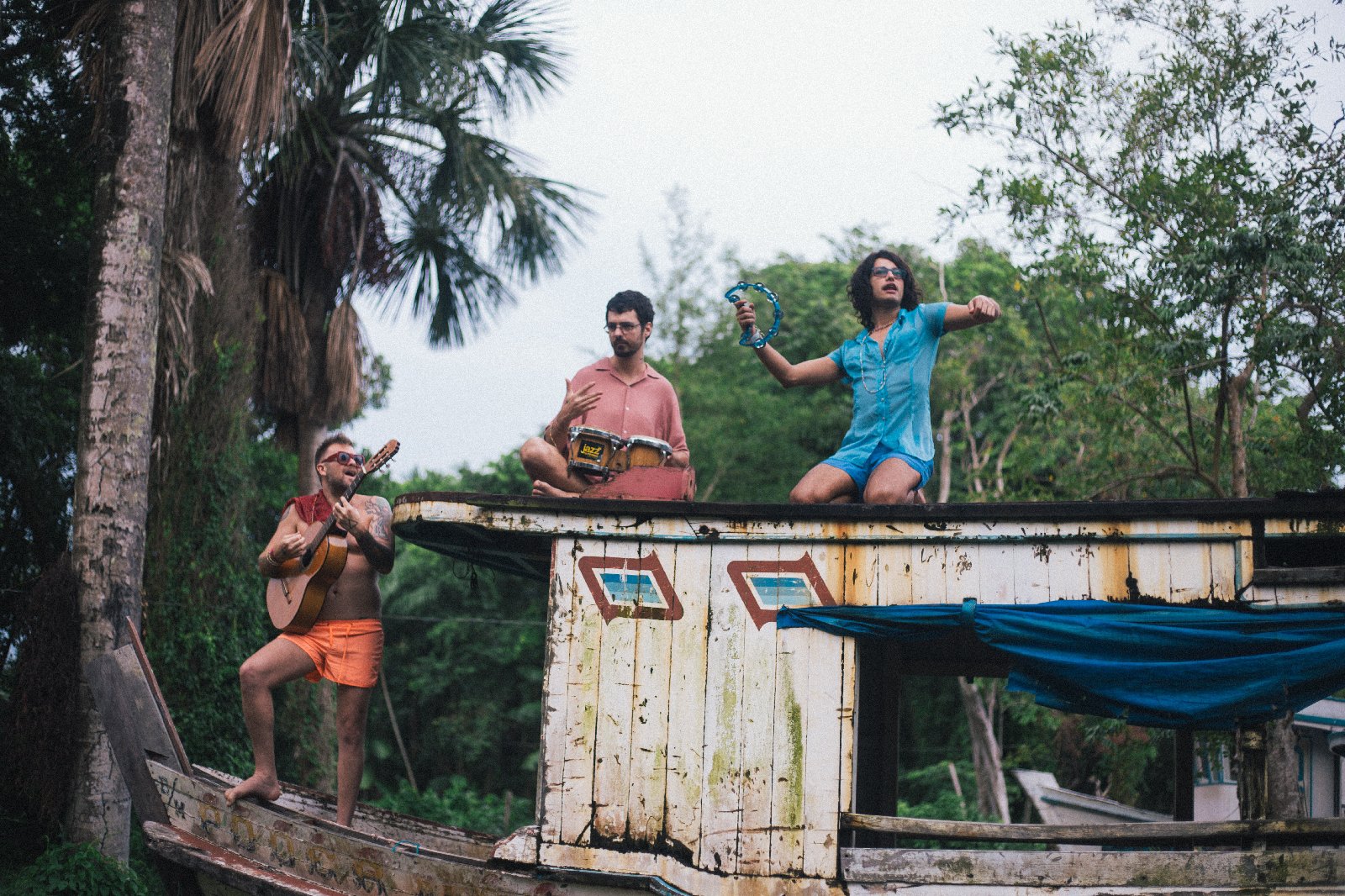 Um filho feito com amor: conheça Os Amantes, primeiro álbum da banda formada por Jaloo e Strobo