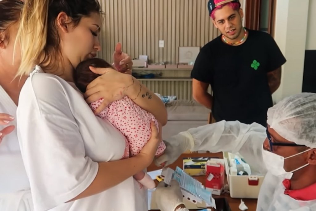 Virginia e Zé Felipe, casal mostra a filha Maria Alice fazendo teste do pezinho em casa: "Tranquilo demais"