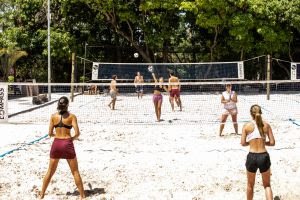 Complexo com quadras de areia traz esportes de praia para a capital