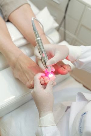 Podóloga ou pedicure? Entenda a diferença entre as profissões