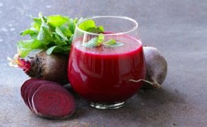 Aprenda como fazer pink latte, uma bebida à base de beterraba e com leite vegetal
