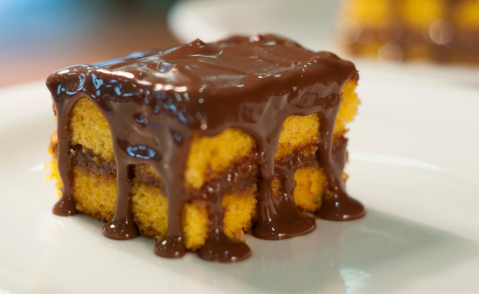 Aprenda a preparar o delicioso "Bolo de Cenoura com Calda de Chocolate" servido durante o café da manhã na
