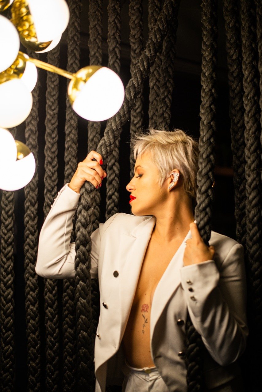 Dona de uma voz potente, Dani Coimbra leva o melhor da música com show especial