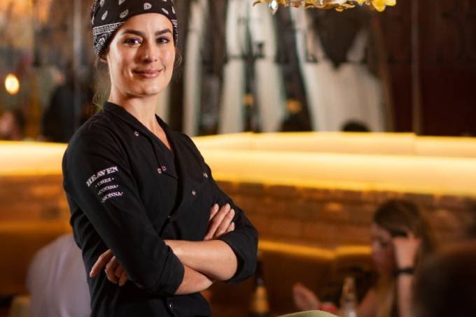 Ex-Masterchef Heaven Delhaye faz live para ensinar pais e filhos a cozinharem juntos no Dia dos Pais