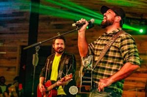 Fernando e Sorocaba reúnem milhares de pessoas em show no Legends