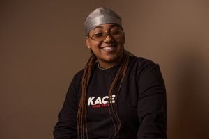 Iza Sabino destrincha vivências LGBTQIA+ e racismo com discurso empoderador no EP Trono de Vidro, lançamento
