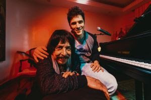 Rodrigo Vellozo dá as boas-vindas à filha primogênita no single Aurora, composição de Benito di Paula