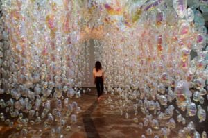 Daisy Balloon cria instalação inédita com mais de 9 mil balões na Japan House São Paulo