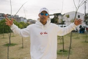 Danzo versa sobre superação e rap como uma ferramenta para realizar sonhos em "Favelado Enriquecendo"