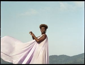 Liniker apresenta o seu primeiro álbum-solo, "Índigo Borboleta Anil", no qual ela alcança o âmago das suas