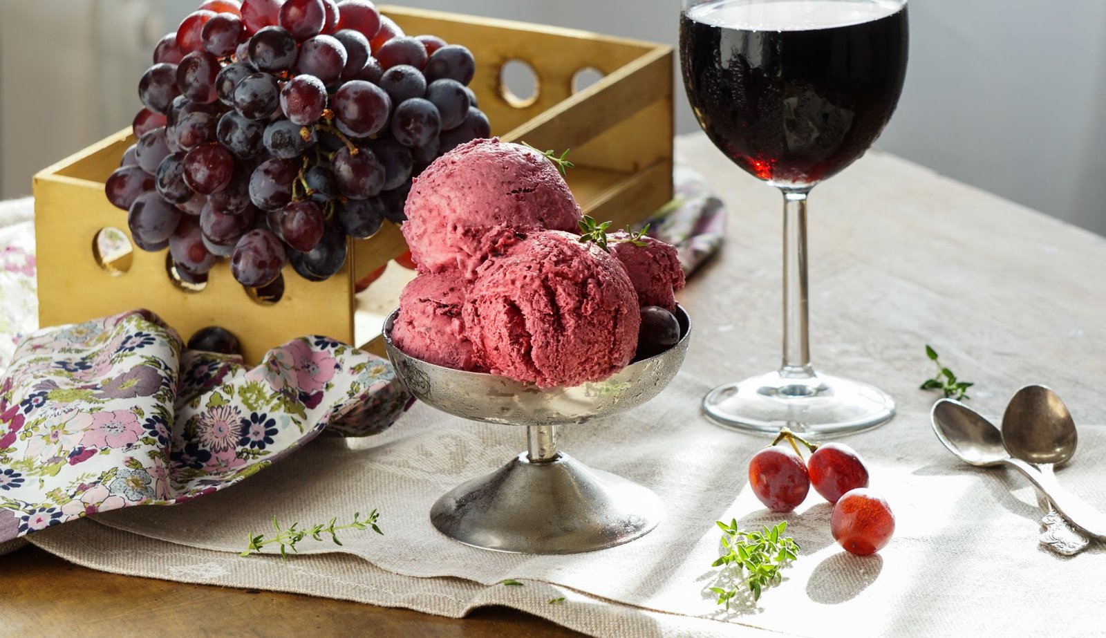 Refresque-se com uma receita de sorvete de vinho e chocolate amargo