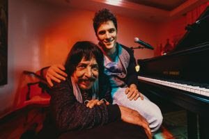 Rodrigo Vellozo e Benito Di Paula revisitam referências musicais em episódio da série Benito + Rodrigo - Em
